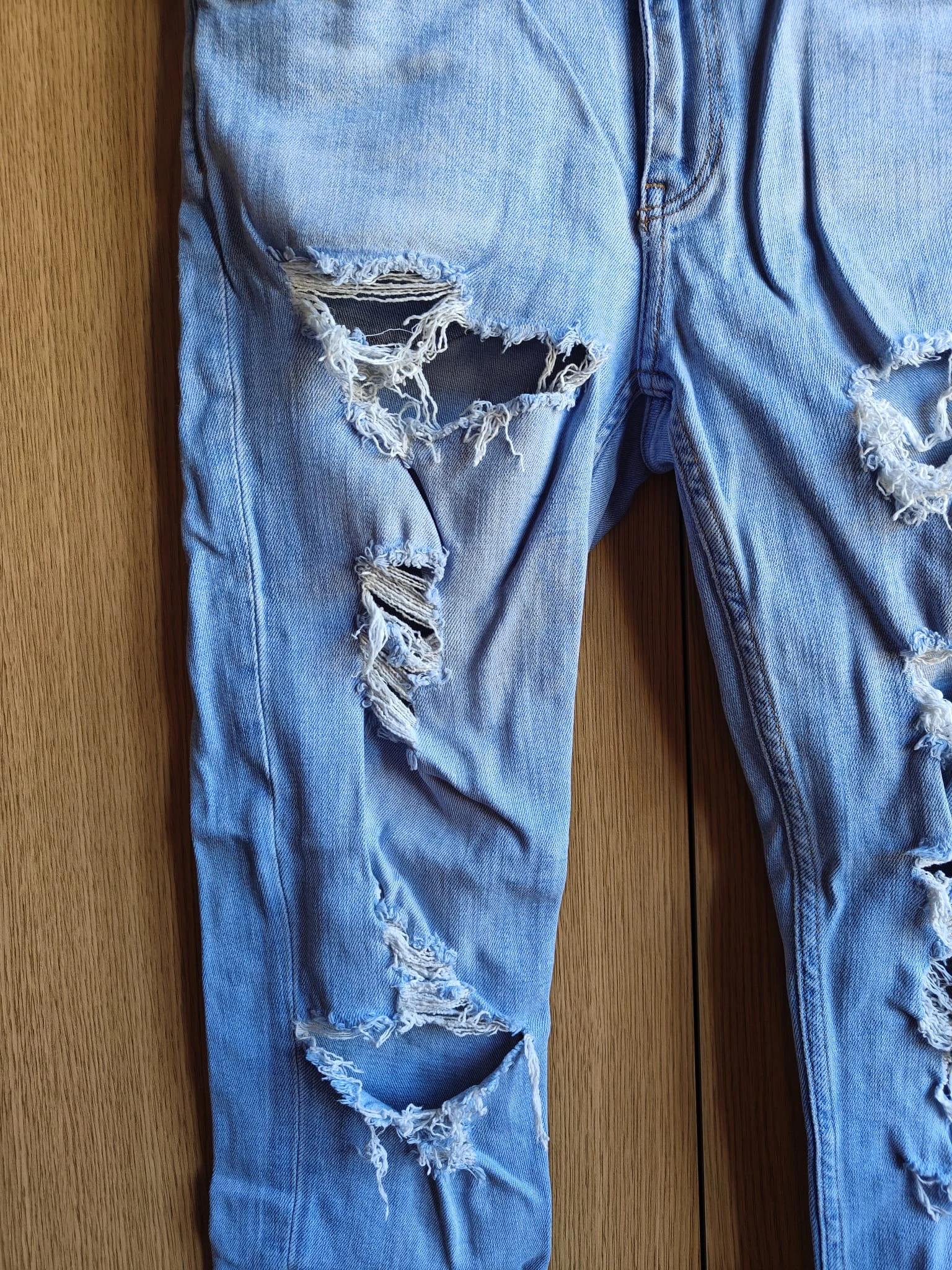 Blue jeans with a modern and relaxed design – photo 3